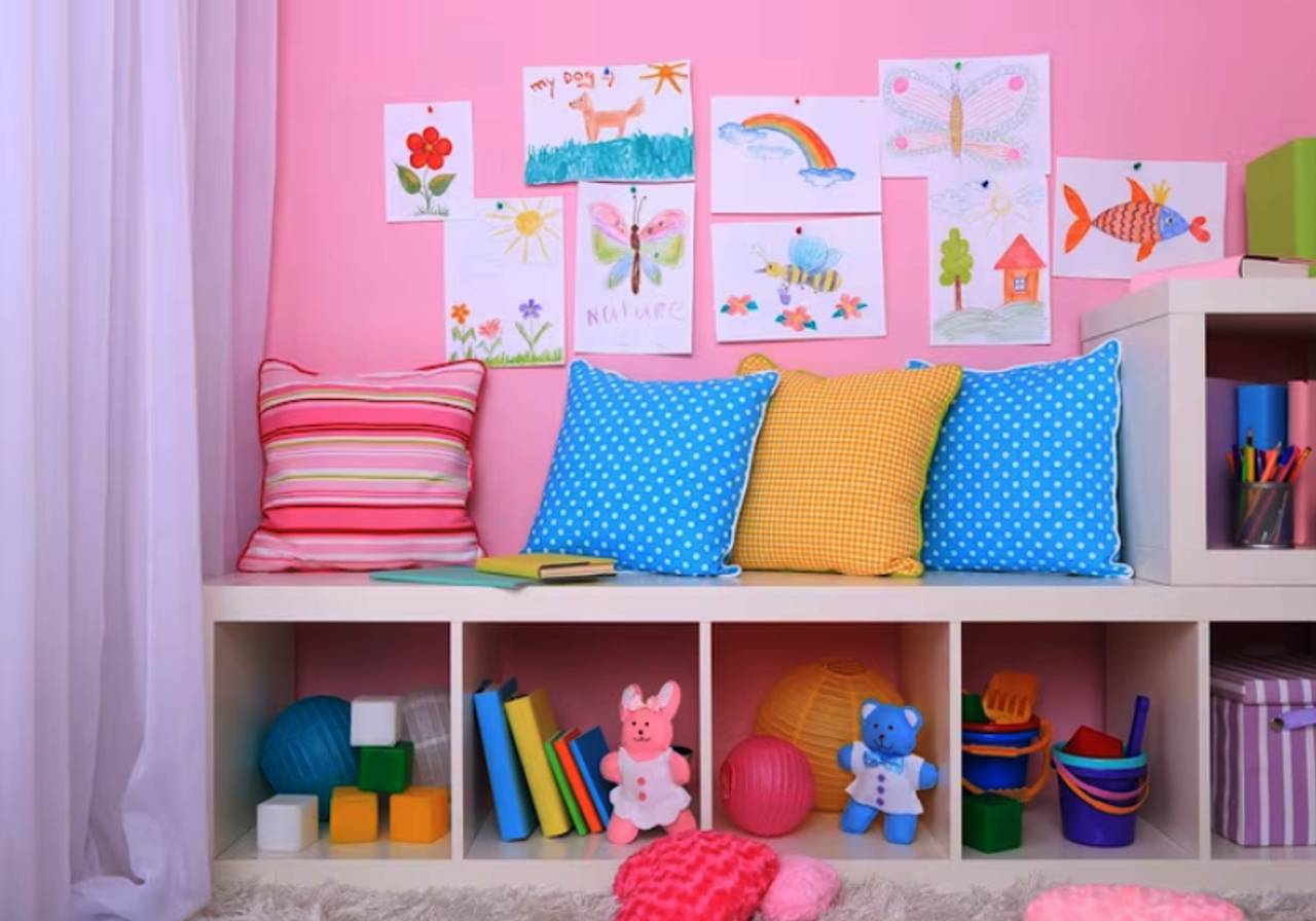 imagem de um quarto com abajur grande e boa iluminação