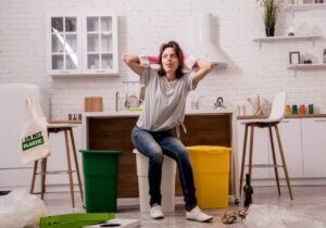 vista de uma mulher com as mãos na cabeça assustada com a bagunça da reforma