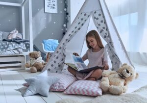 menina em uma cabana lendo um livro