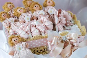 Cesta com lembrancinhas de festa de meninas