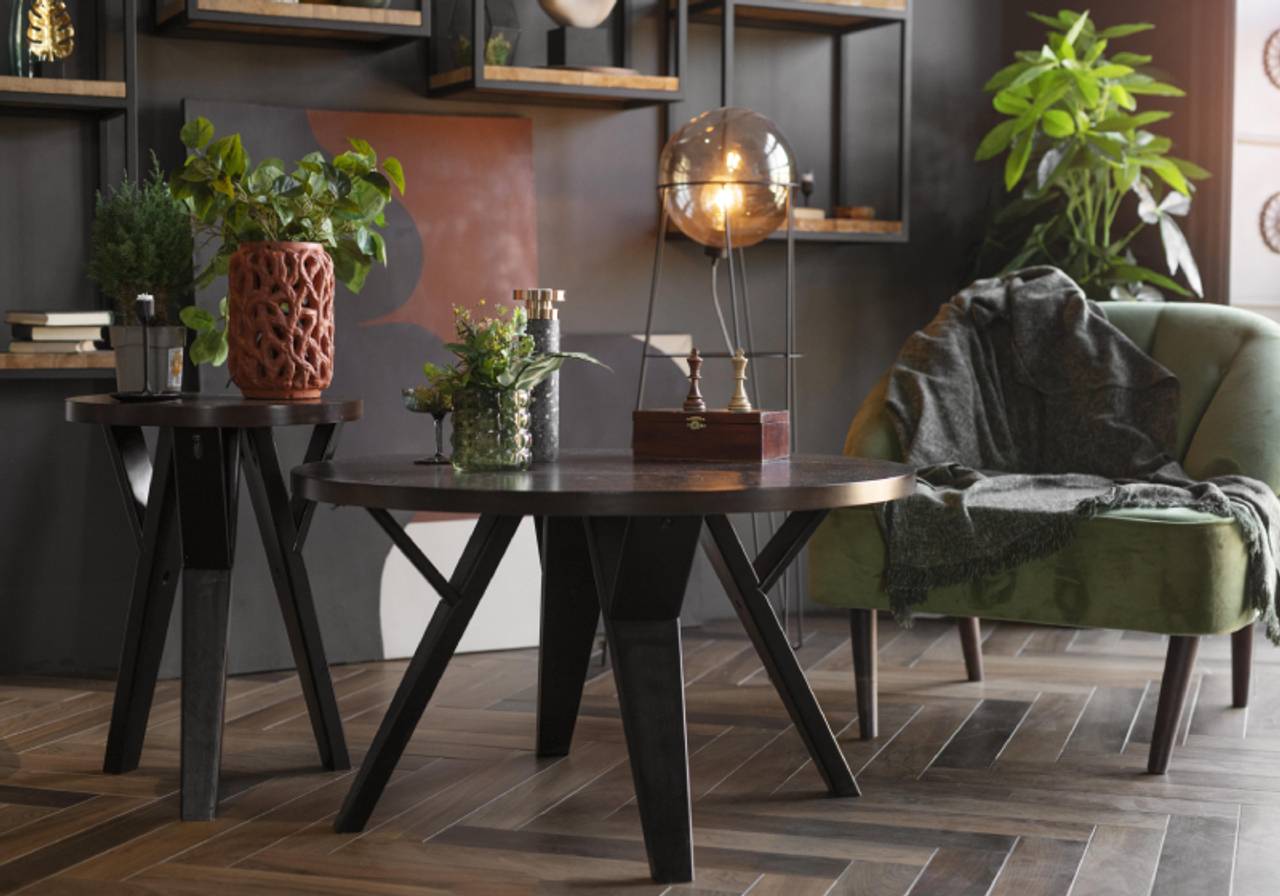 interior de restaurante moderno e elegante com decoração vermelha 