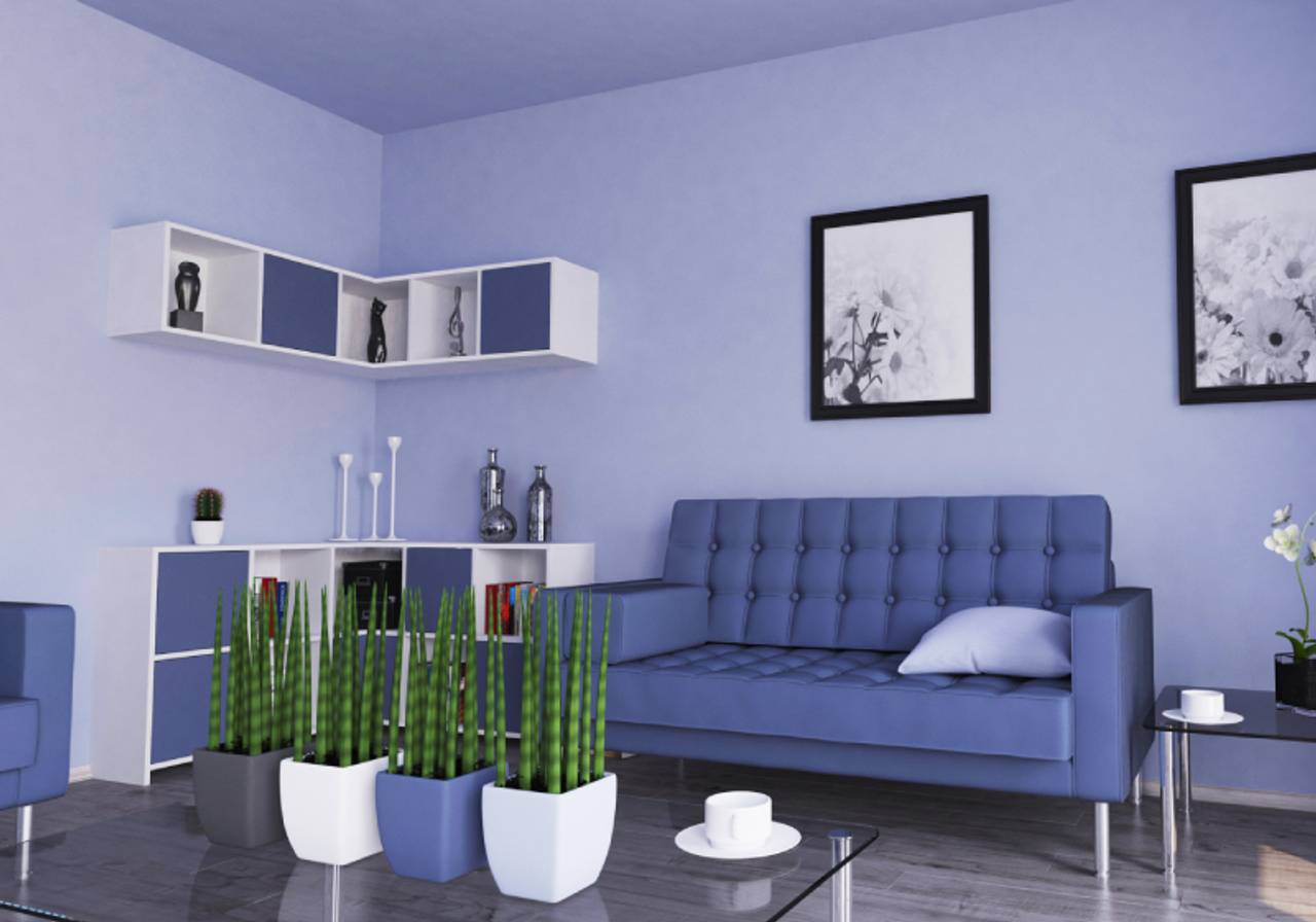 pilha de travesseiros e uma cesta com uma fronha marrom