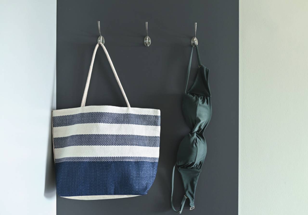 vista frontal de biquini e bolsa de verão pendurados no gancho