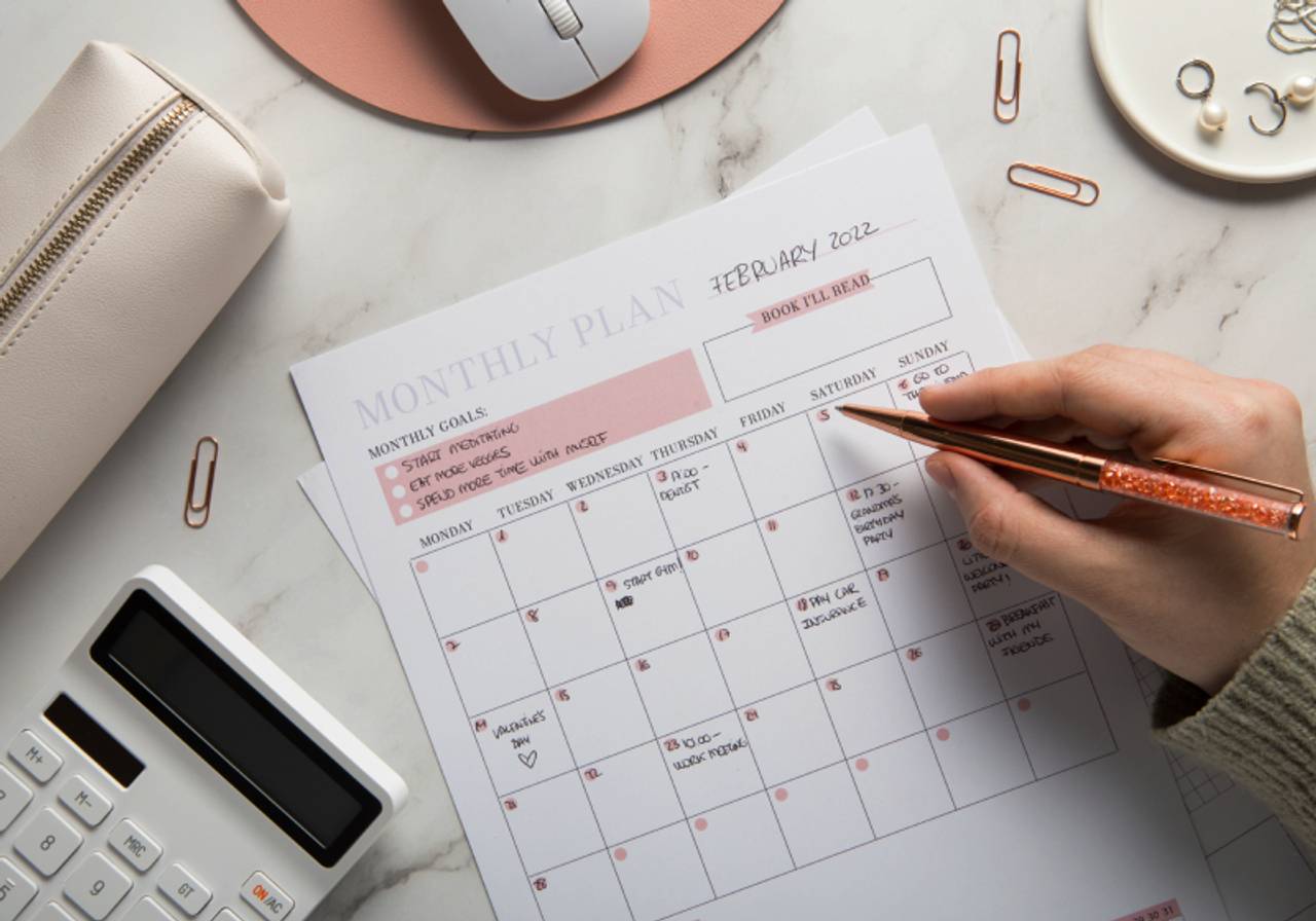 vista superior de mulher organizando seu calendário