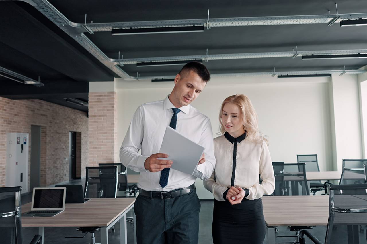 Duas pessoas analisado um papel no escritório