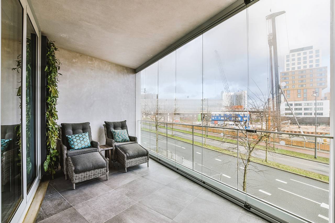 Vista de uma sacada com duas poltronas