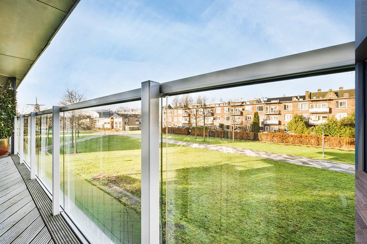 Vista da sacada para rua