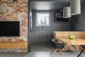 casa com decoração estilo industrial , com paletas mas escuras e amadeiradas