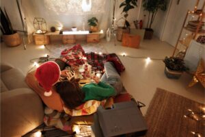 casal tendo momento romântico na sala decorada