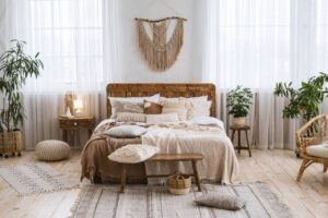 quarto com a decoração amadeirada com cama ao centro