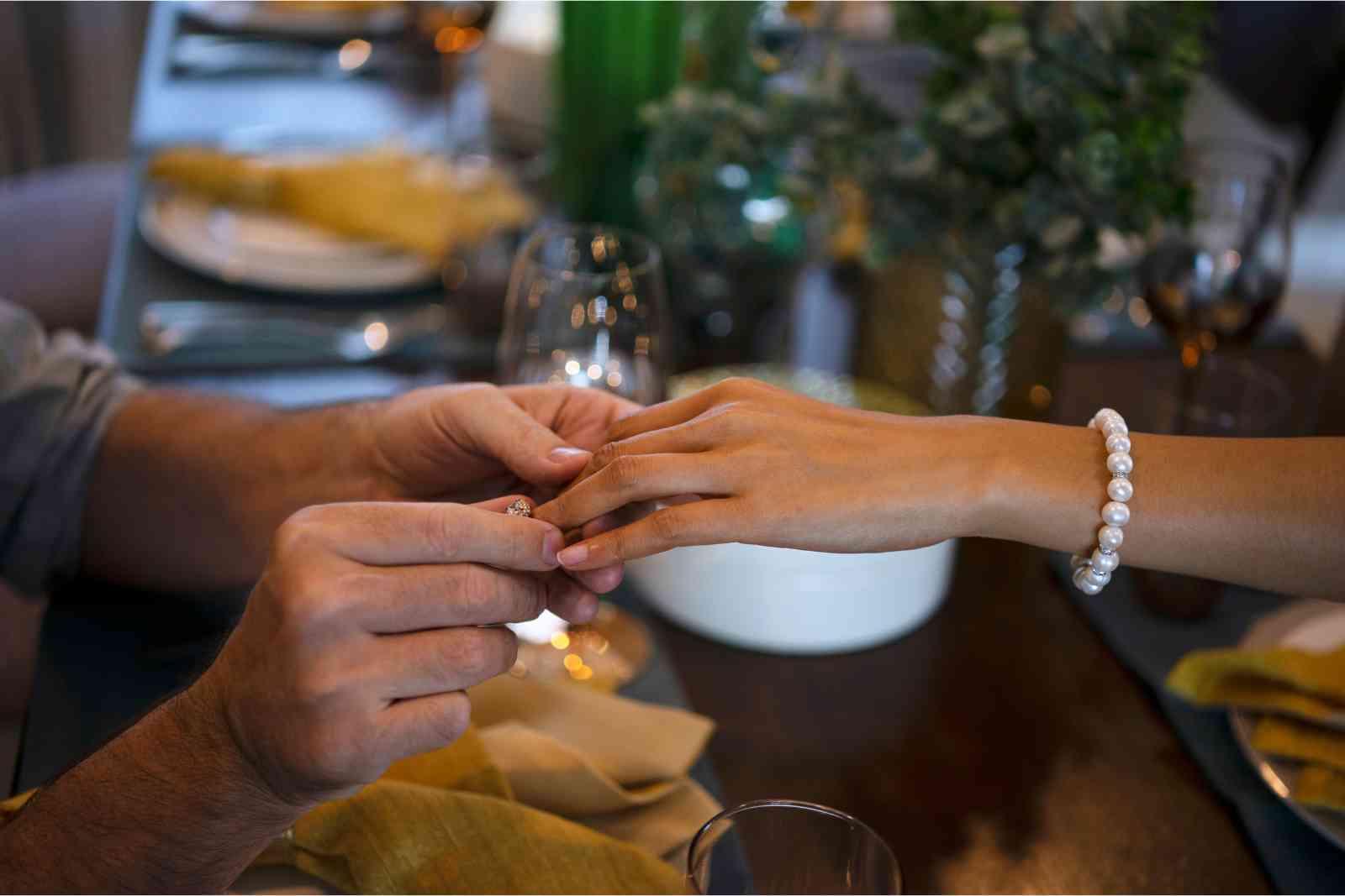 Casal trocando alianças de noivado