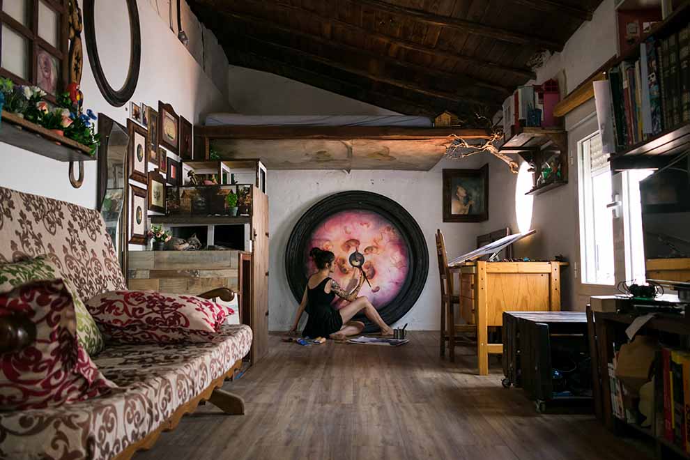 uma mulher na sala de estar no estilo farmhouse em um dia ensolarado