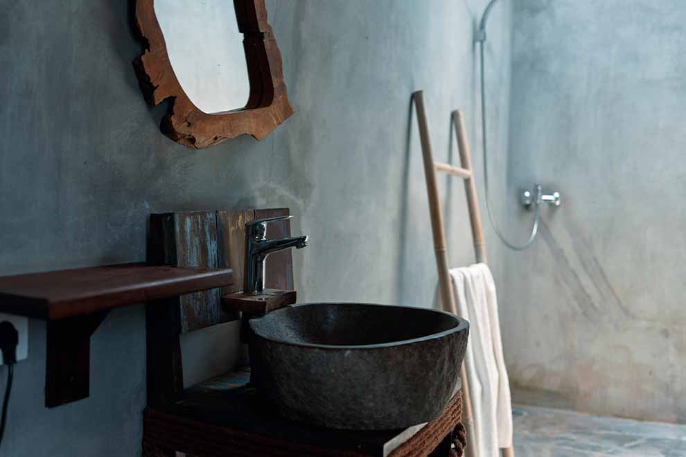 banheiro no estilo farmhouse com decorações rusticas em uma iluminação baixa 