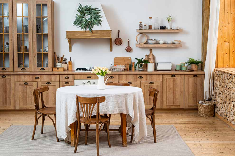 cozinha no estilo farmhouse em um meio rusticos em um dia ensolarado 