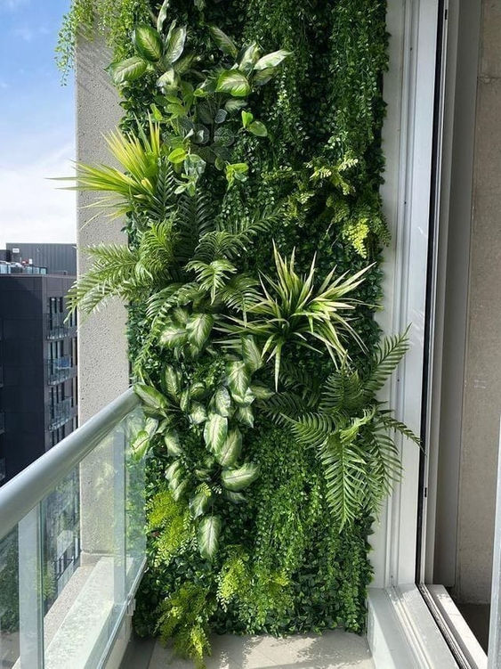 Jardim vertical na sacada do prédio