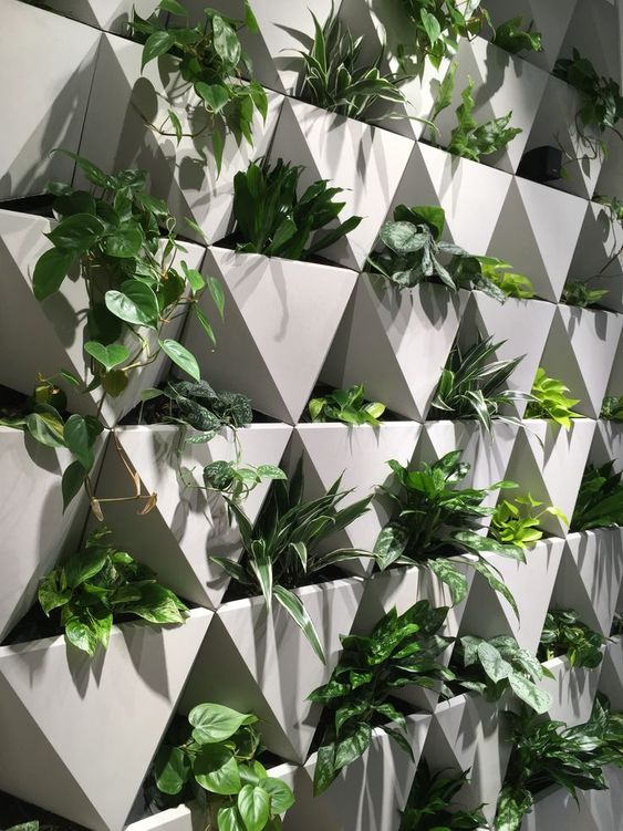 Jardim vertical com vasos triangulares