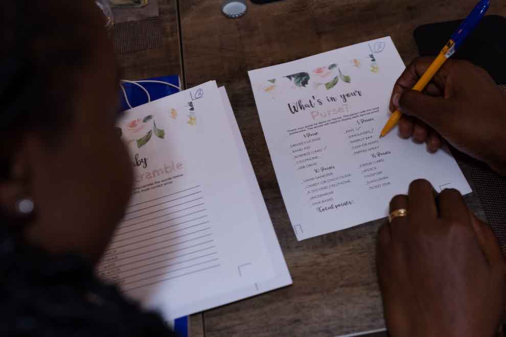 um casal planejando uma lista de convidados para o chá de casa nova 