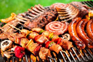 Várias carnes na churrasqueira.