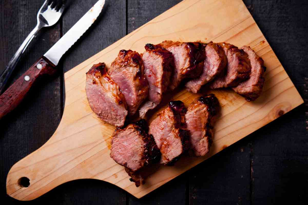 Tabua com um carne cortada