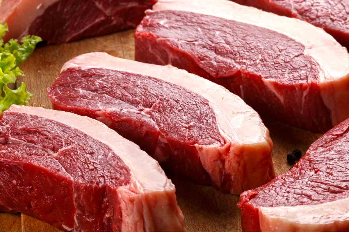 Peça de picanha cortada em cima de uma tabua.