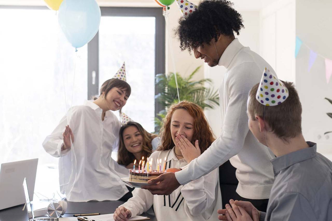 Amigos comemorando o aniversario de uma amiga