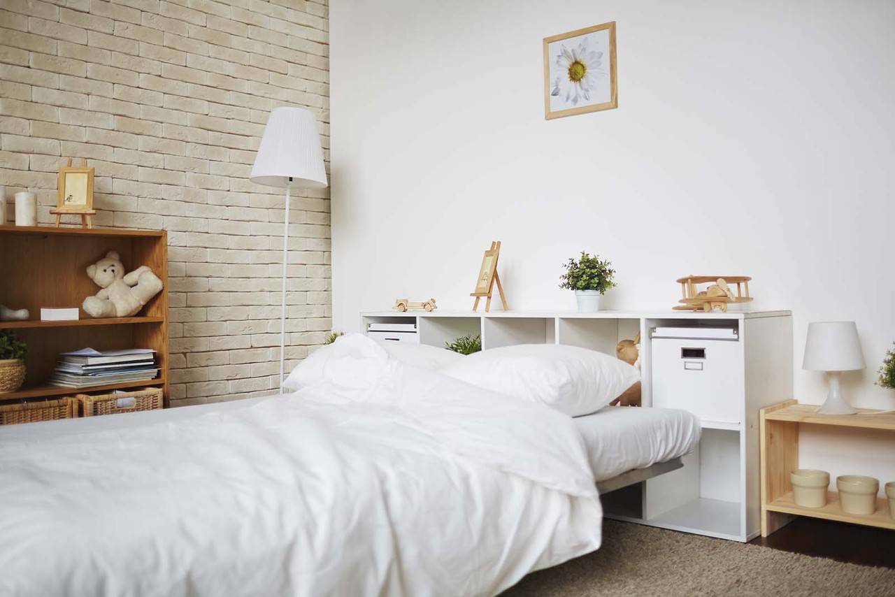 Quanto com parede de tijolinho e decoração clara