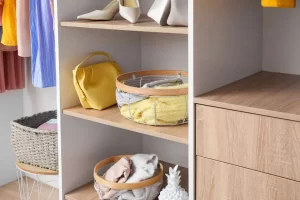 guarda roupa pequeno organizado com roupas, bolsas e sapatos