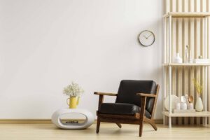 sala de estar com poltrona de couro preto e decoração minimalista