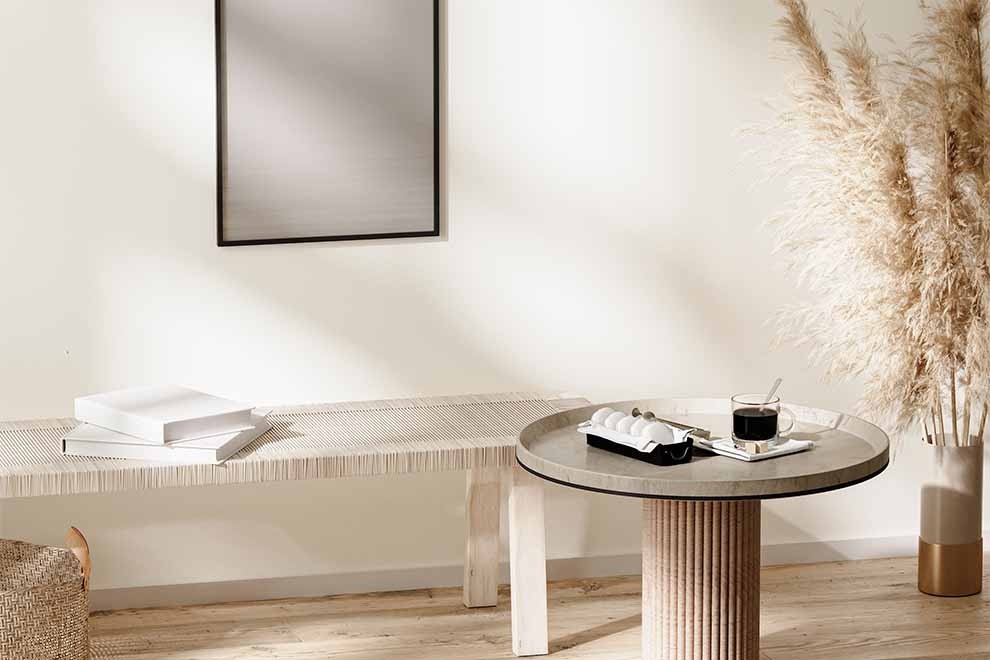 sala com decoração nas cores neutras e com luz natural