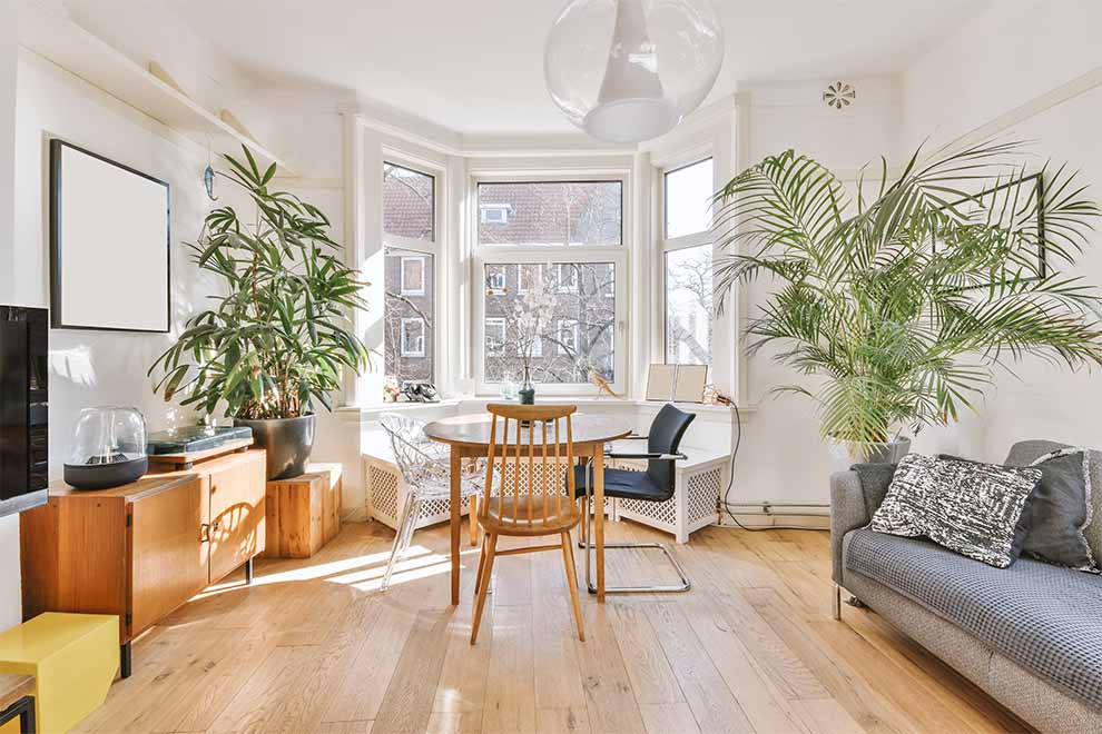 uma sala com visão panorâmica no estilo escandinava com luz natural