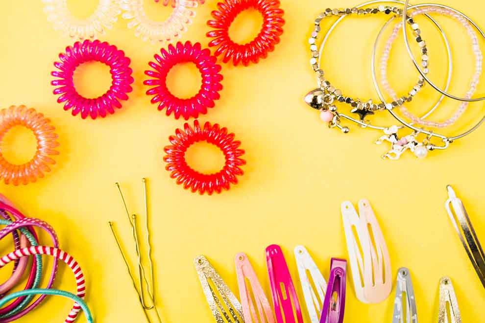 Acessórios de cabelo coloridos em fundo amarelo