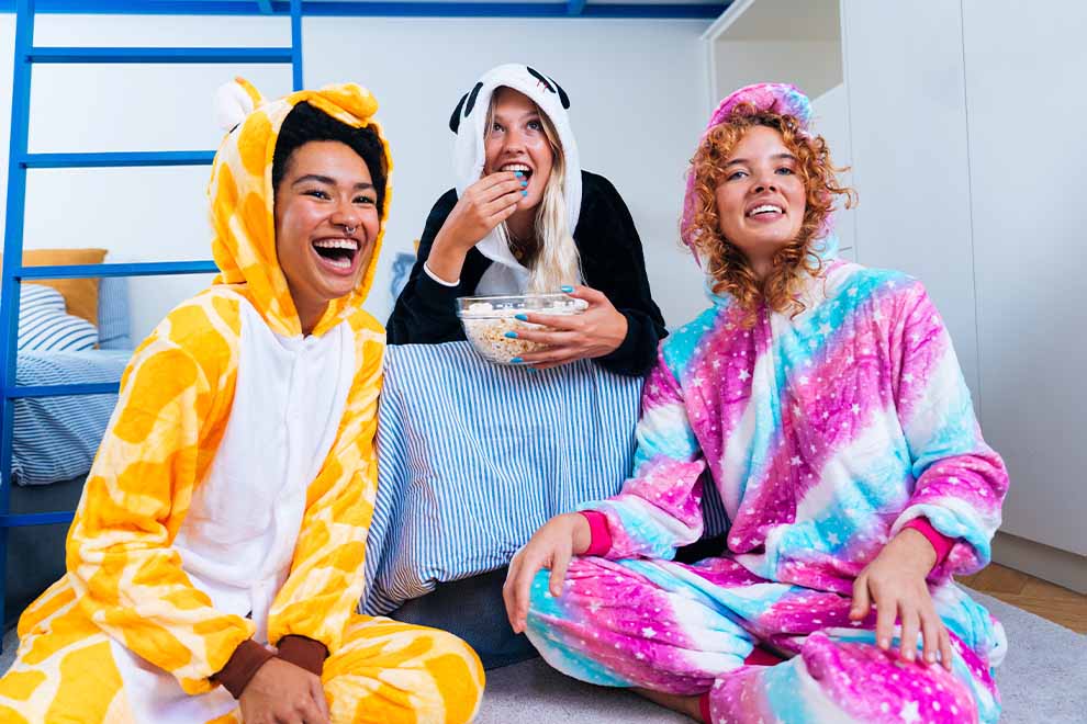 Amigas se divertindo em pijamas coloridos