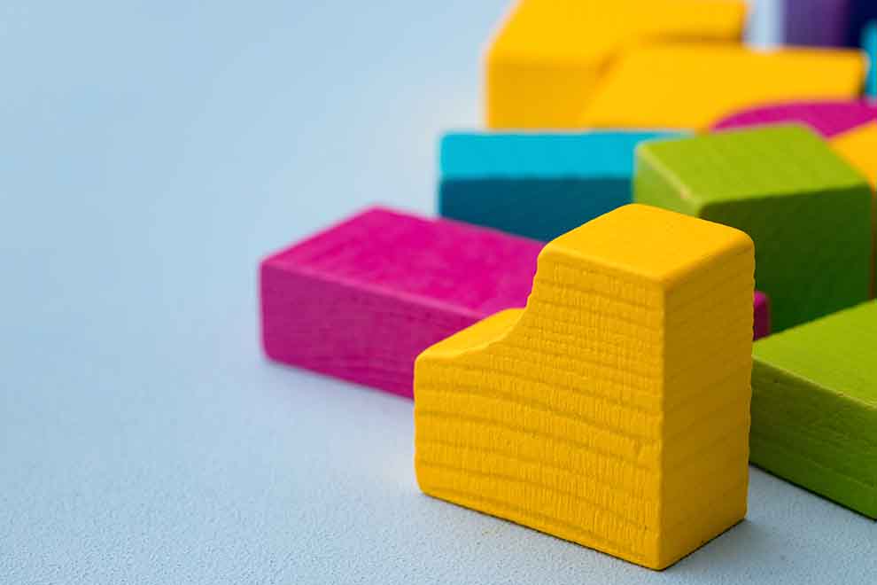 Blocos de madeira coloridos para brincadeiras educativas