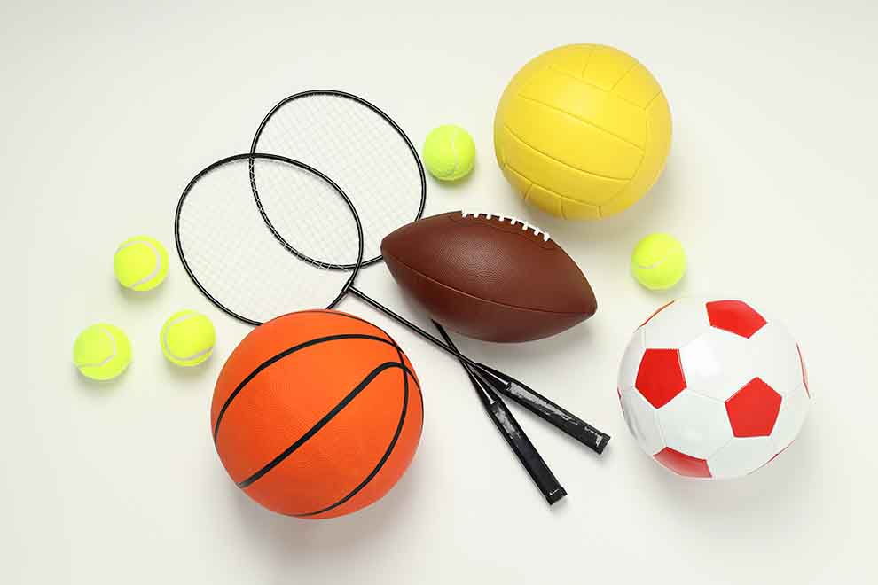 Diversas bolas de esportes em um fundo claro