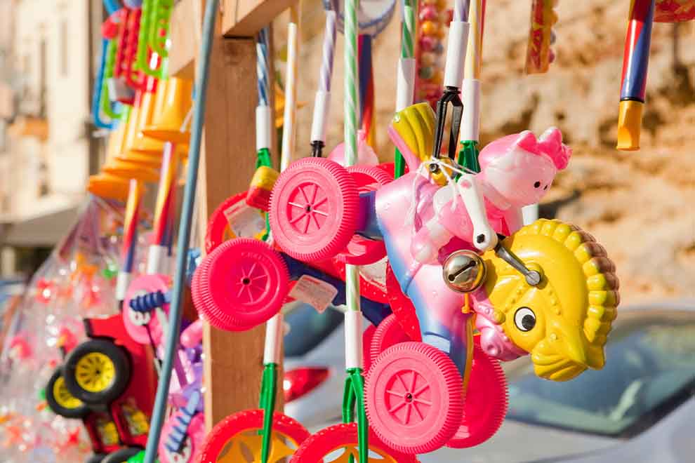 Brinquedos coloridos pendurados em um mercado