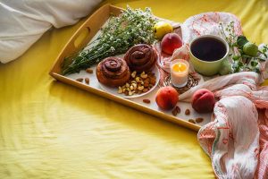 Café da manhã na cama com frutas e canela