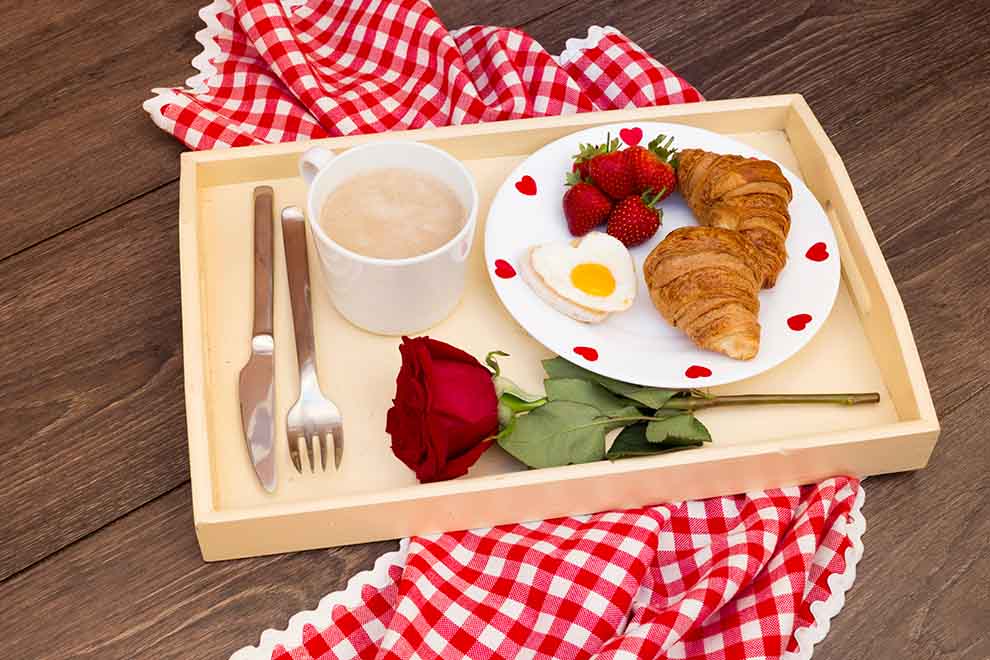 Café da manhã romântico com croissants e morangos