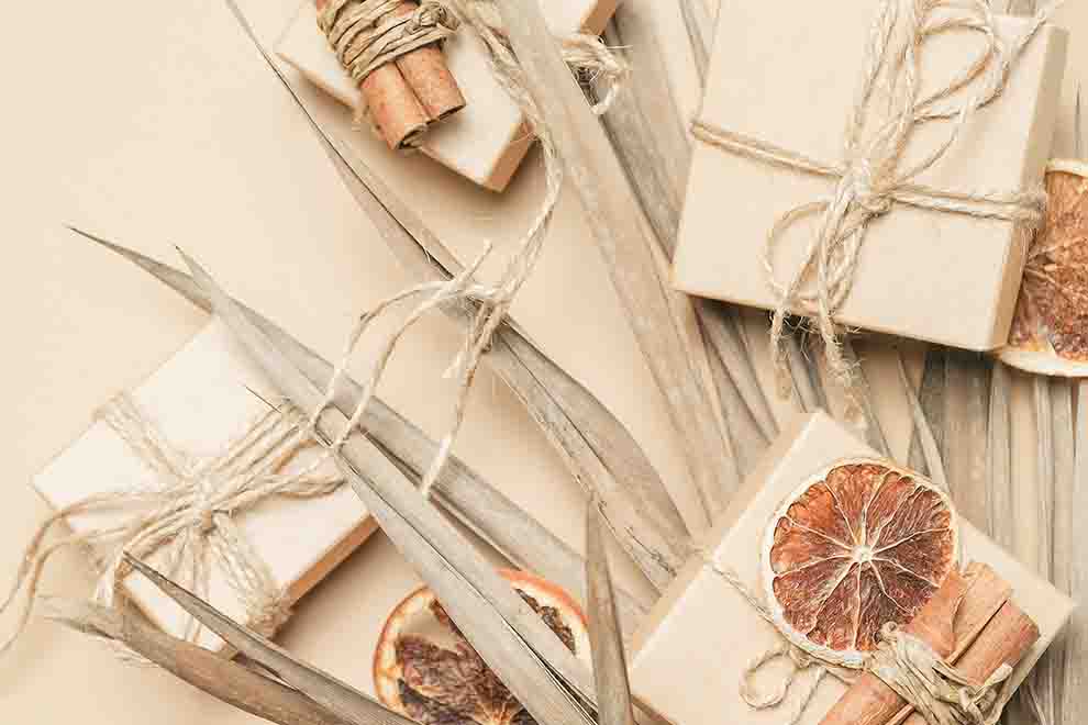 Caixas de presente decoradas com elementos naturais