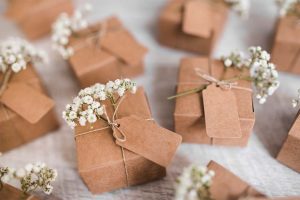 Caixinhas de presente com flores e tags