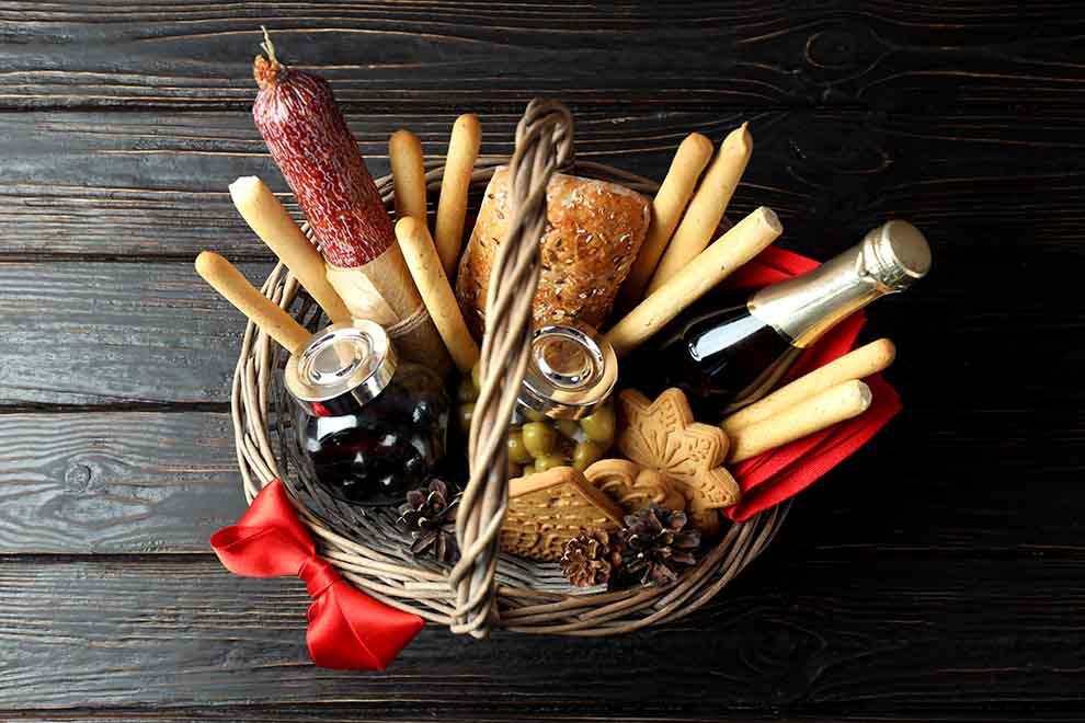 Cesta de Natal com pães, embutidos e vinhos