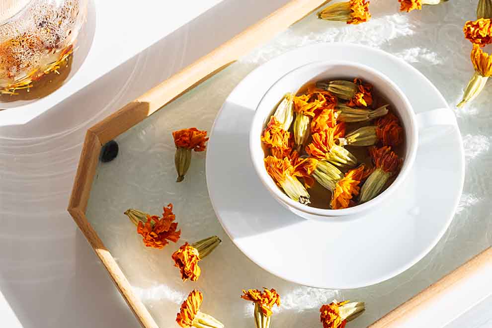 Chá de flores com pétalas de calêndula