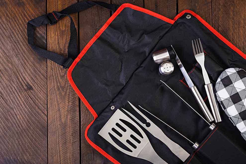 Conjunto de utensílios para churrasco organizado