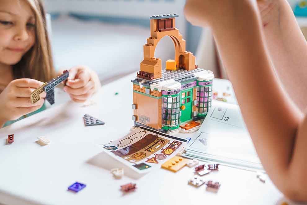 Crianças brincando com legos em uma mesa