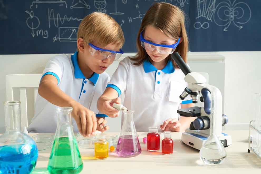 Crianças realizando experiências em laboratório