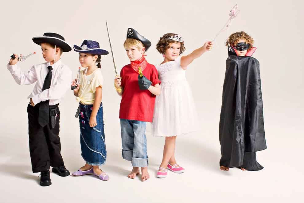 Crianças fantasiadas de diferentes personagens