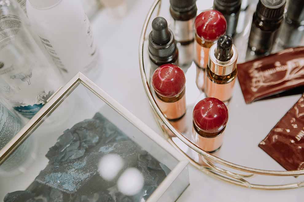 Frascos de cosméticos em mesa organizada