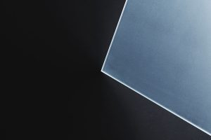 Geometria moderna com vidro e superfície preta