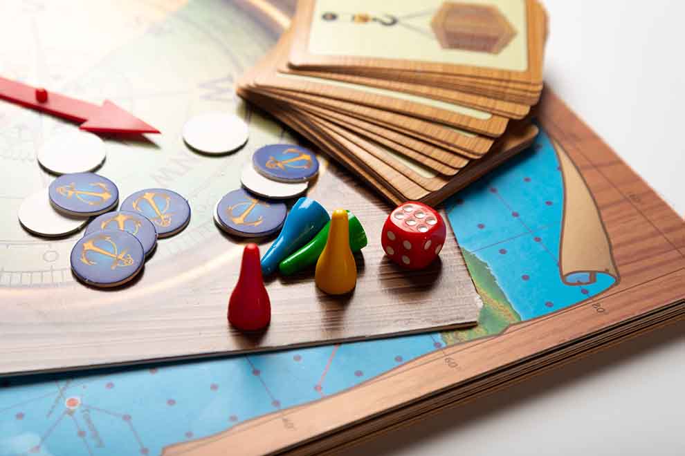 Componentes de um jogo de tabuleiro colorido