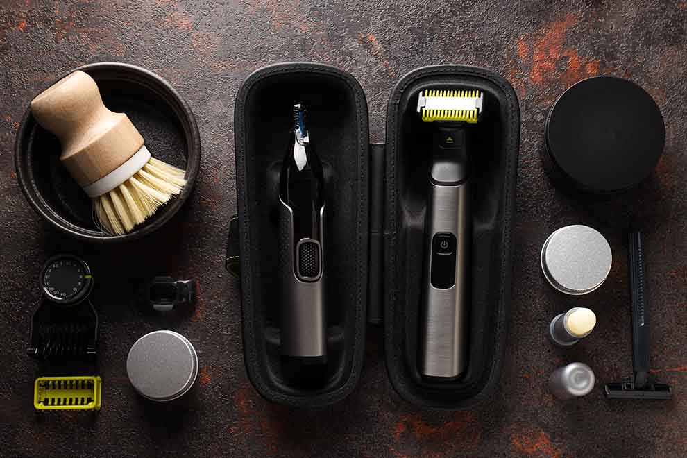 Kit de barbear moderno com ferramentas variadas.