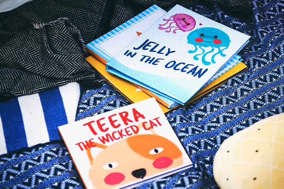 Livros infantis coloridos sobre oceanos e gatos